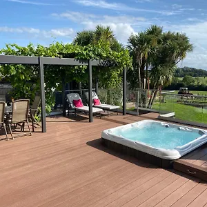 https://the-deerview-lodge-with-hot-tub.cardiffhotelswales.com